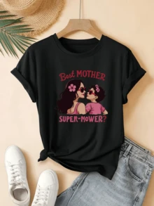 Portrait Of A Mother And Daughter Embracing, Showing Tenderness And Love Between Generations, With Pink Flowers Symbolizing Eternal Affection And Family Unity. Comfortable Casual Women's T-Shirt For Everyday Wear. - 黑色 - 查看 8