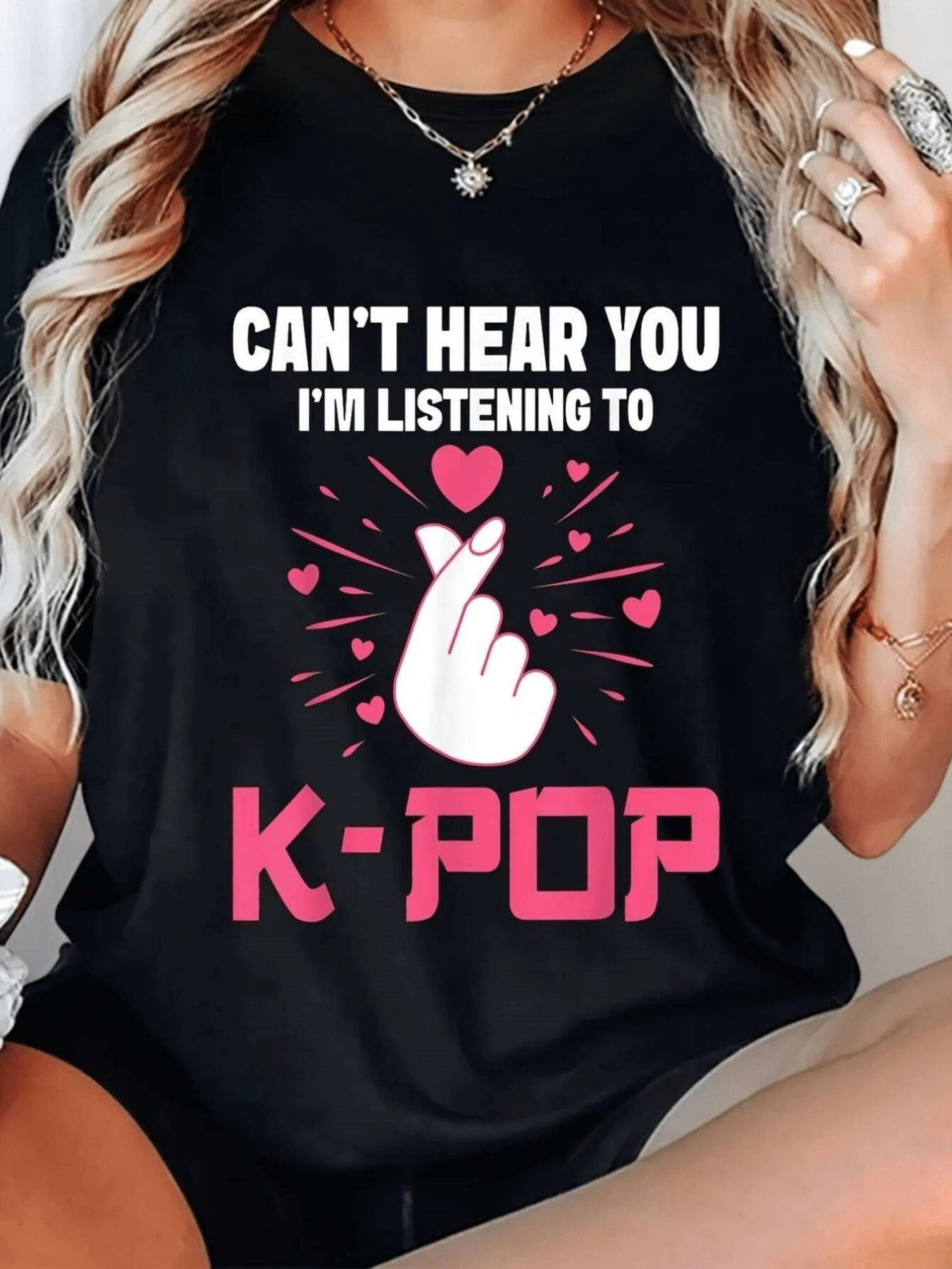 Pink Hearts Surrounding A Hand Making The Korean Love Gesture Convey A Passion For Music And Youthful Energy That Connects With The Cheerful Spirit Of Fans. This Women's Casual, Modern, Comfortable T-Shirt Is Ideal For Everyday Wear. - 黑色 - 查看 1