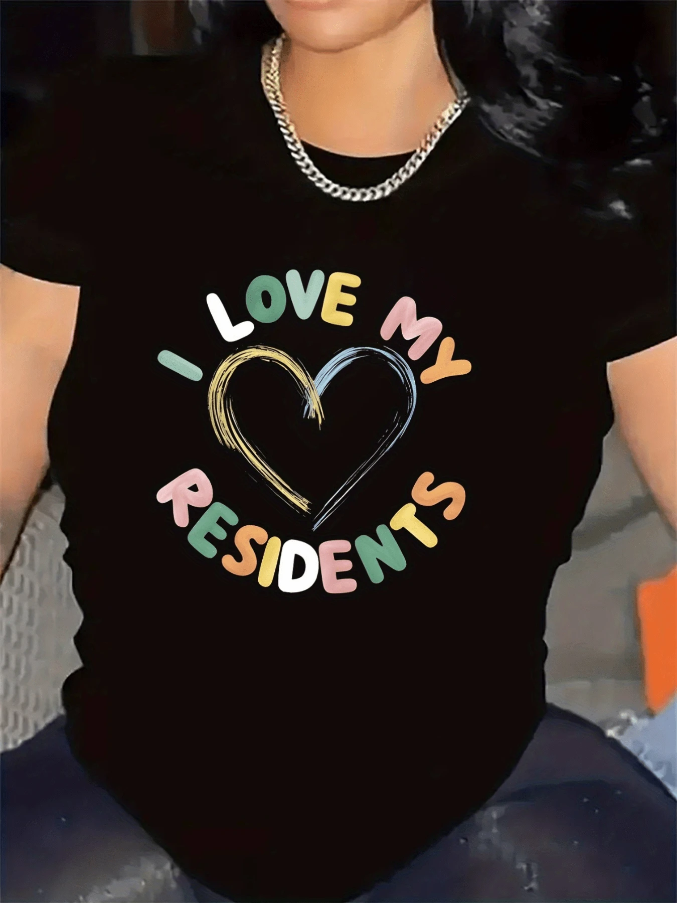 Multicolored Heart Expressing Love And Gratitude Towards The People Who Are Part Of A Community With A Positive Message That Inspires Empathy And Unity. Modern And Comfortable Casual Women's T-Shirt For Everyday Wear - 黑色 - 查看 1