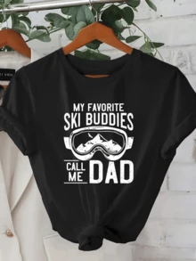 Snow-Covered Mountains Seen Through Ski Goggles Evoke Shared Adventures And Family Affection With A Fun Message For Winter Lovers. Comfortable, Modern Casual Women's T-Shirt - 黑色 - 查看 6