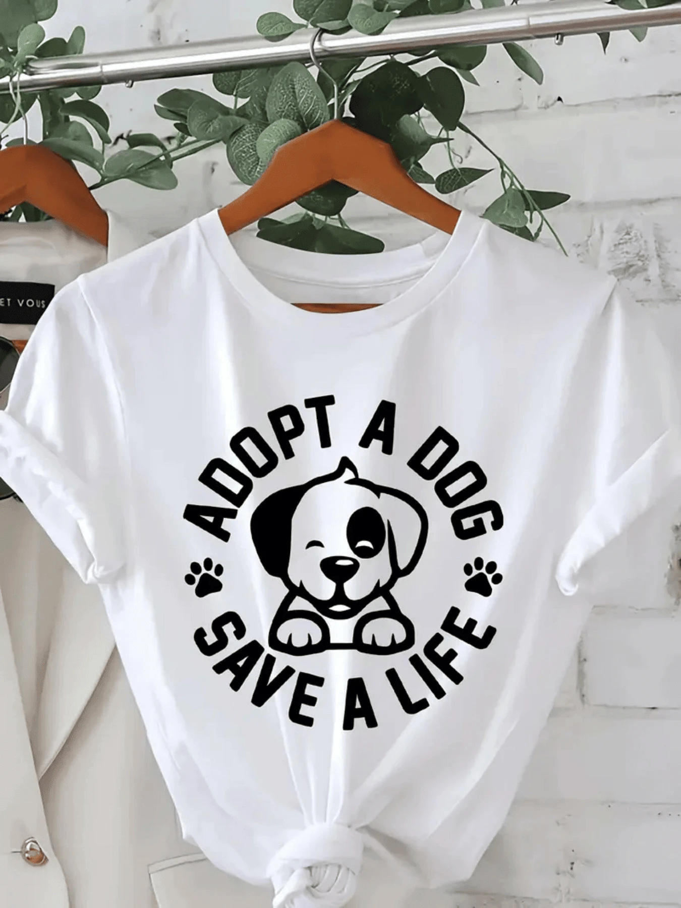 A Cute Puppy Drawing Conveys Love, Compassion, And Awareness About Animal Rescue, Inspiring People To Care For And Adopt To Save Lives. A Comfortable, Modern, Casual Women's T-Shirt For Everyday Wear. - 白色 - 查看 1