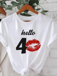 A Red Kiss Next To The Number Forty Symbolizes Confidence And The Celebration Of Maturity, Conveying Energy And Charm In Every Detail. A Modern And Attractive Casual Women's T-Shirt For Everyday Wear. - 白色 - 查看 8