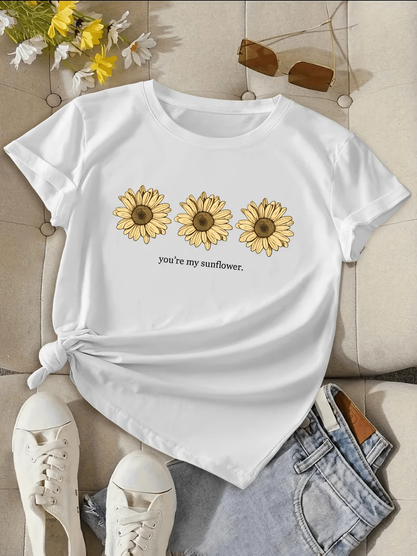 Three Sunflowers Symbolize Positive Energy, Love, Hope, And The Warmth Of The Sun That Accompanies Each Day, Reminding Us Of Inner Beauty And Feminine Strength. A Comfortable, Modern, Casual Women's T-Shirt. - 白色 - 查看 1