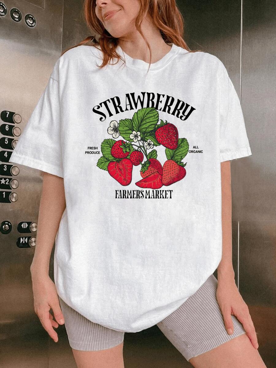 Bouquet Of Bright Red Strawberries With Green Leaves And White Flowers Symbolizing Freshness, Nature, And Vital Energy. Comfortable Casual Women's T-Shirt For Everyday Wear. - 白色 - 查看 1