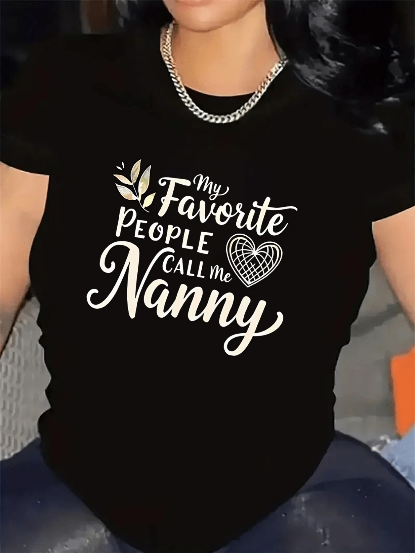 A Phrase Celebrating Family Affection With A Knitted Heart And Golden Leaves Expressing Love And Pride For Grandchildren. Casual Women's T-Shirt With A Positive Message For A Loving Grandmother. - 黑色 - 查看 1
