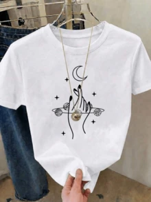 Symbol Of Cosmic Connection Where A Hand Holds The Planets Under A Crescent Moon Showing Universal Harmony And Deep Spiritual Energy. Modern Casual Elegant Women's T-Shirt - 白色 - 查看 8