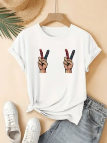 Two Raised Hands Showing The Victory Gesture With Fingers Covered By Video Game Controllers Symbolize Positive Energy, Joy, And Love For Gaming. A Fun, Casual Women's T-Shirt, Ideal For Everyday Wear. - 白色 - 查看 8