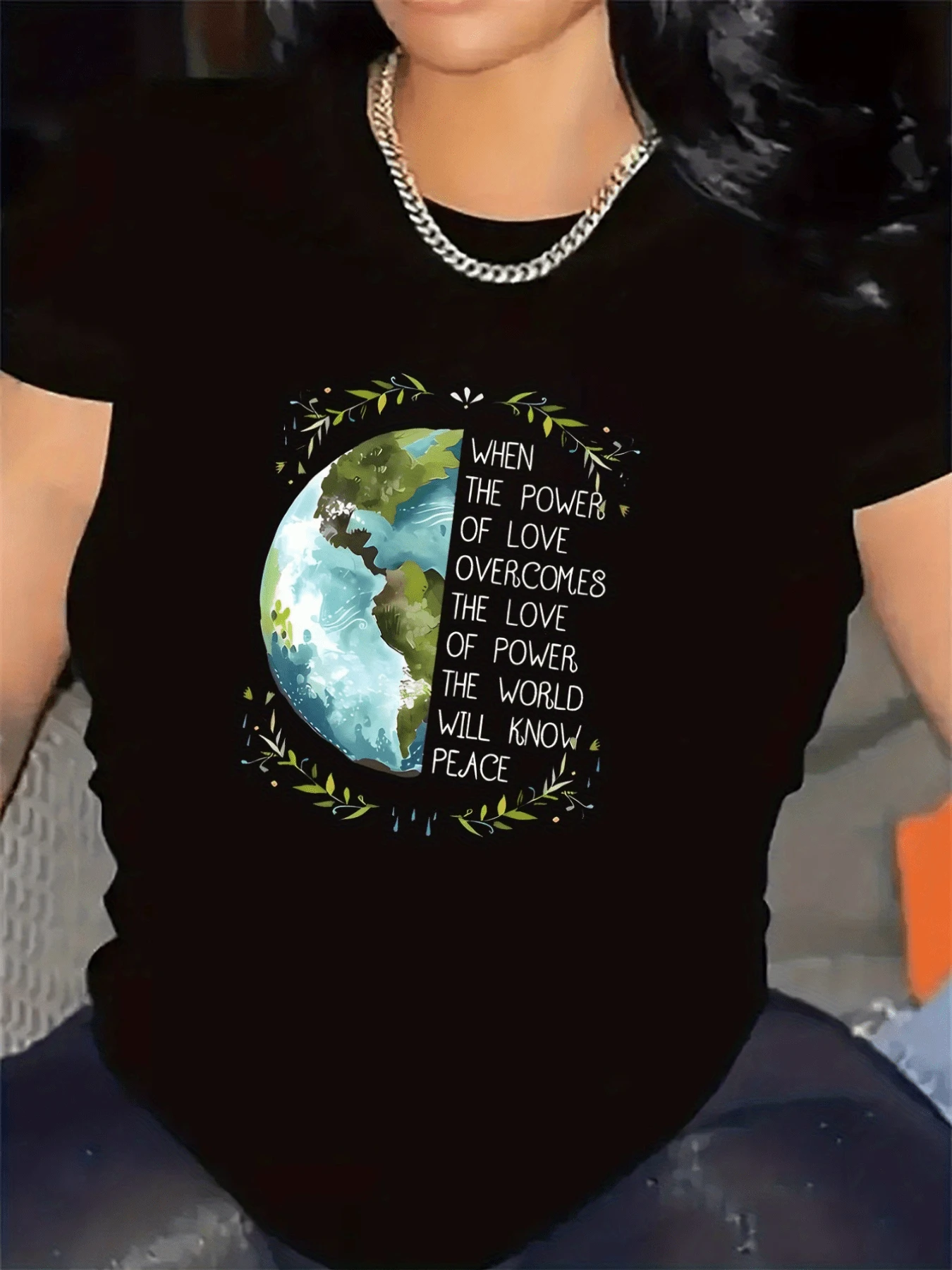 Planet Surrounded By Green Leaves Symbolizing Unity And Hope For A World Full Of Love And Peace When The Power Of Affection Overcomes Human Ambition. Women's Casual Modern Comfortable T-Shirt For Everyday Wear - 黑色 - 查看 1