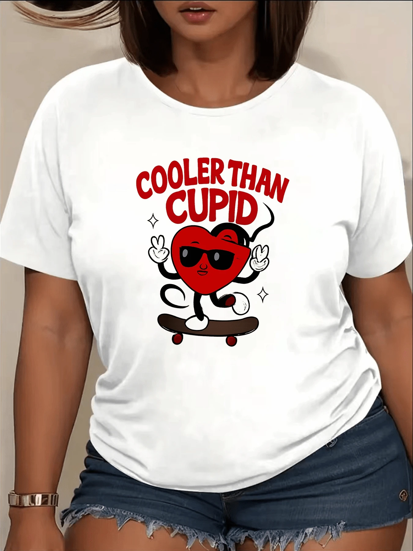 Smiling Heart With Sunglasses Enjoying A Skateboard, Showing A Fun Gesture That Conveys Free Love And Youthful Energy. Women's Casual Modern T-Shirt, Comfortable For Everyday Wear. - 白色 - 查看 1