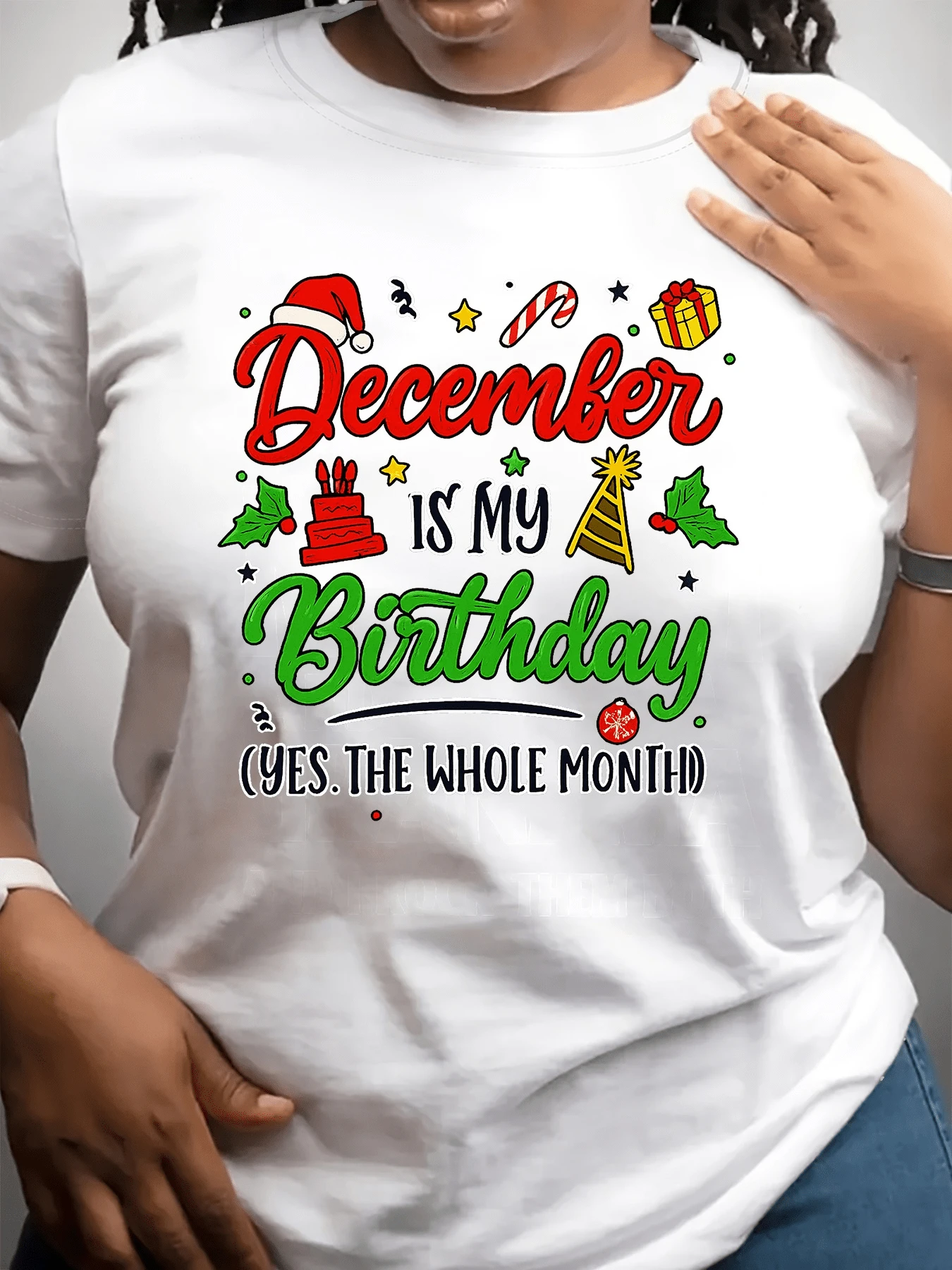 Christmas Decoration With Santa Hat, Birthday Cake, Candy Cane, Gift, And Holly Leaves Expressing Festive Joy For December-Born Children; Modern Casual Women's T-Shirt - 白色 - 查看 1