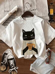 Black Cat Holding A Cup Conveys Calm And Elegance In A Cozy Atmosphere, Ideal For Feline Lovers. Casual, Comfortable, And Modern Women's T-Shirt For Everyday Wear. - 白色 - 查看 1