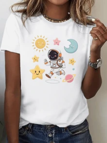Smiling Astronaut Floating Among Bright Stars, The Radiant Sun, The Sweet Moon, And Colorful Planets Conveying Joy And Cosmic Adventure. Women's Casual, Comfortable, Modern T-Shirt - 白色 - 查看 1