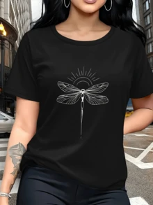 Luminous Dragonfly With Outstretched Wings Symbolizing Renewal, Freedom And Balance Under A Bright Sun. Elegant Women's T-Shirt For Everyday Wear. - 黑色 - 查看 6