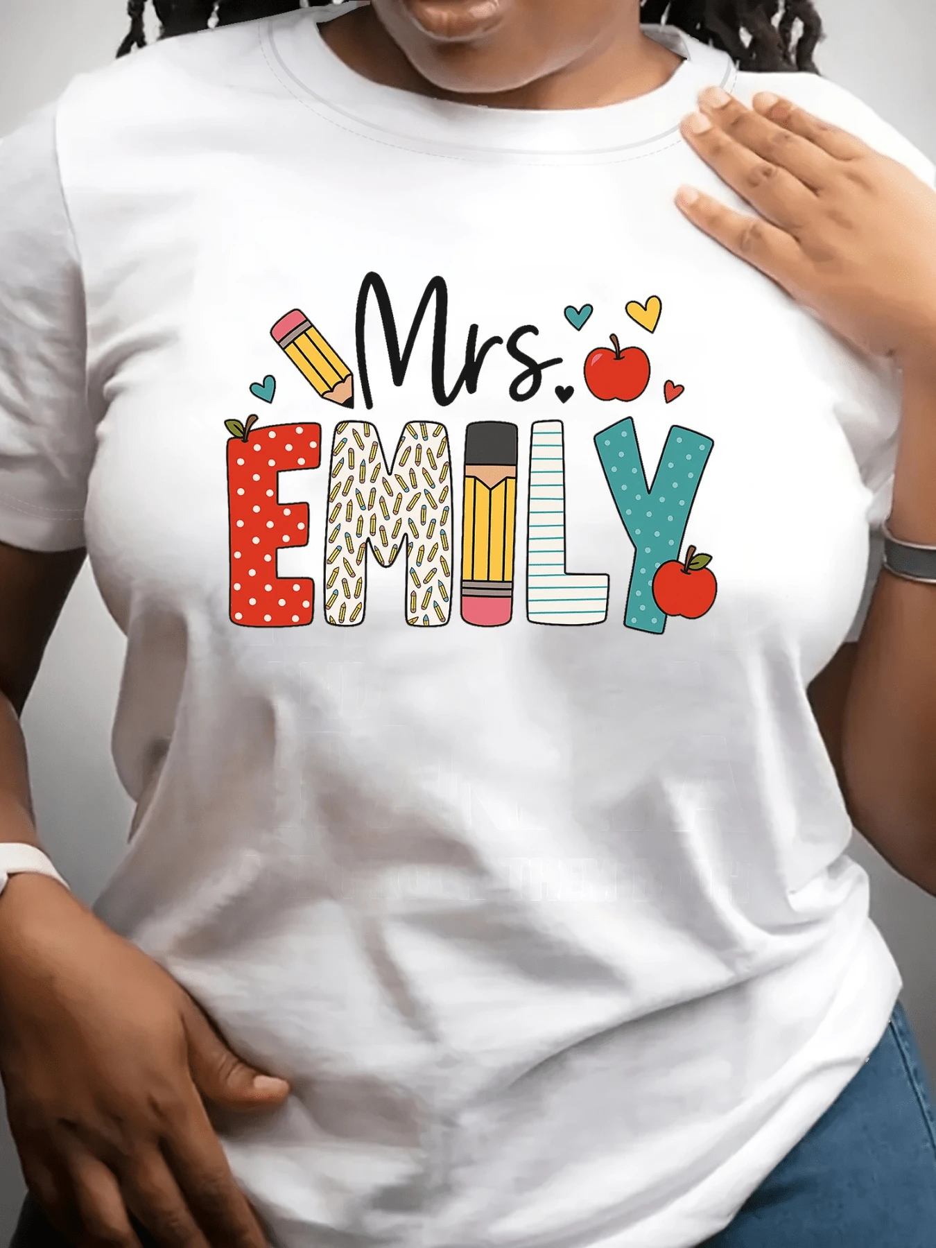 Colorful Words Celebrating Dedication And Love For Teaching With Pencils, Hearts, And Apples Surrounding Cheerful Letters. Comfortable Casual Women's T-Shirt, Ideal For Creative Teachers. - 白色 - 查看 1