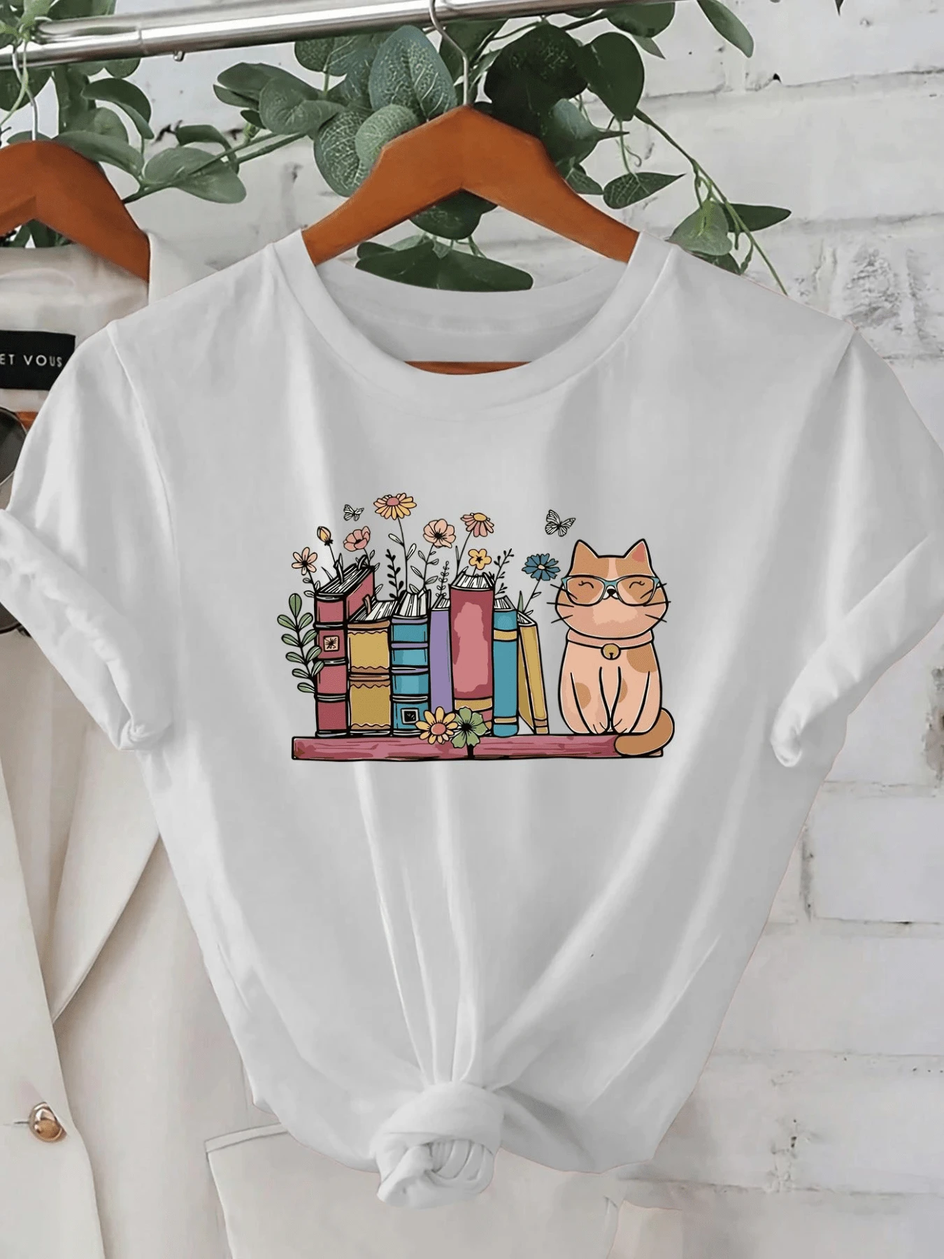 Two White Ducks With Pink Hats Walking Together Symbolizing Tenderness, Childhood Love, And Family Unity. Casual, Comfortable, And Modern Women's T-Shirt For Everyday Wear. - 白色 - 查看 1