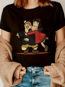 Two Comical Characters Tenderly Embracing Reflect Sincere Friendship And Childlike Affection, Conveying Joy And Nostalgia In A Fun And Charming Gesture. A Modern, Casual Women's T-Shirt For Everyday Wear. - 黑色 - 查看 8