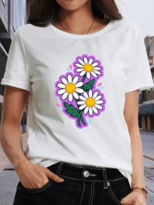 Three White Daisies With Yellow Centers Symbolize Purity, Joy, And New Hope Under The Radiant Sun, Highlighting Natural Beauty In Every Detail. A Modern, Comfortable, Casual Women's T-Shirt For Everyday Wear. - 白色 - 查看 1