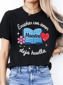 A Glittery Blue Open Book Accompanied By A Pink Flower And A Red Heart Symbolizes A Teacher's Dedication And Affection For Her Students, Creating Inspiration. This Comfortable And Modern Casual Women's T-Shirt Is Perfect For Inspiration. - 黑色 - 查看 1