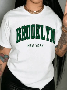 Words In Shades Of Green That Evoke Urban Energy And The Strength Of The New York Spirit, Reflecting Confidence And Dynamism. Modern Casual Women's T-Shirt For Everyday Wear, Comfortable And With A Contemporary Touch. - 白色 - 查看 8