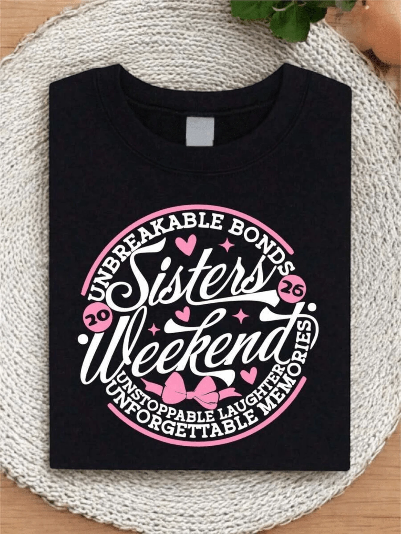 1 camiseta de algodón negra para mujer, con estampado vintage redondo "Sisters Weekend 2026", que presenta corazones y lazos, de corte cómodo e informal, perfecta para viajes de chicas, reuniones familiares y vacaciones en grupo, creando un ambiente hermanesco y encantador. 180g 100% algodón. - Negro - Ver 1