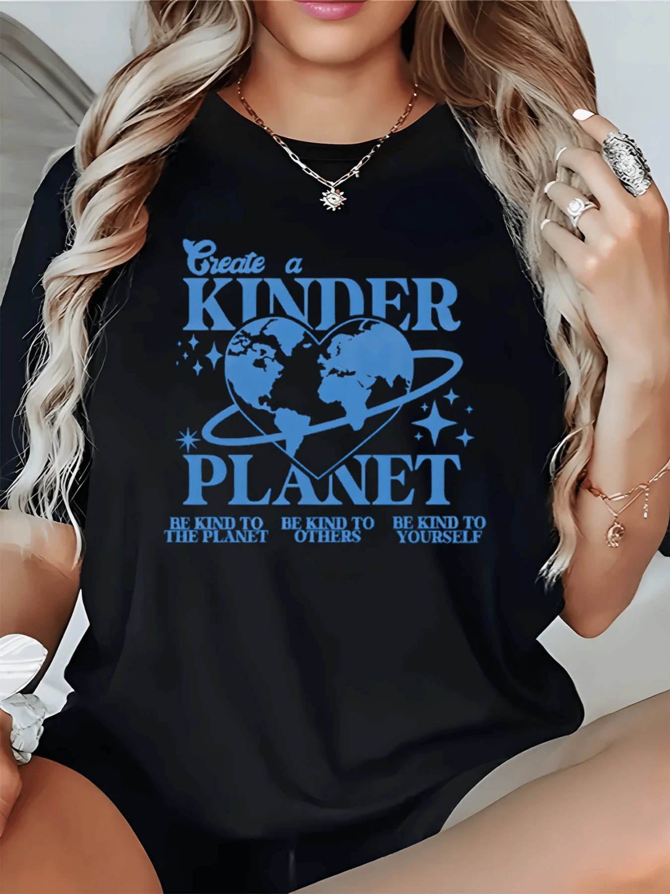 Blue Hearts Embracing Planet Earth Symbolize Unity, Hope, And Love For Nature With An Inspiring Message Of Global Kindness. Women's Casual, Comfortable, And Modern T-Shirt - 黑色 - 查看 1