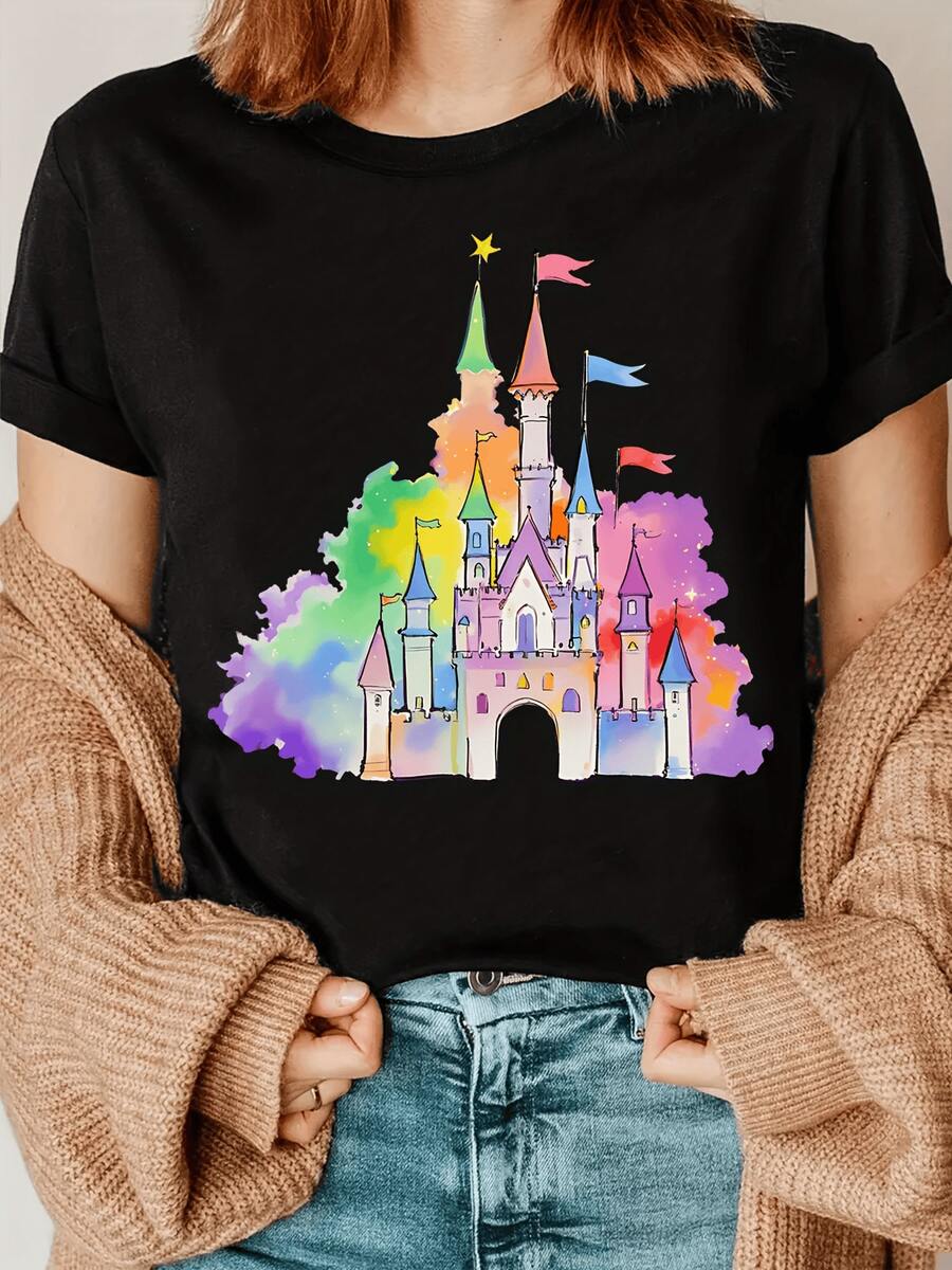 A Magical Castle Surrounded By Brightly Colored Clouds That Evoke Dreams And Fantasy, With Tall Towers And Waving Flags. A Modern, Comfortable, And Youthful Casual Women's T-Shirt For Everyday Wear. - 黑色 - 查看 1