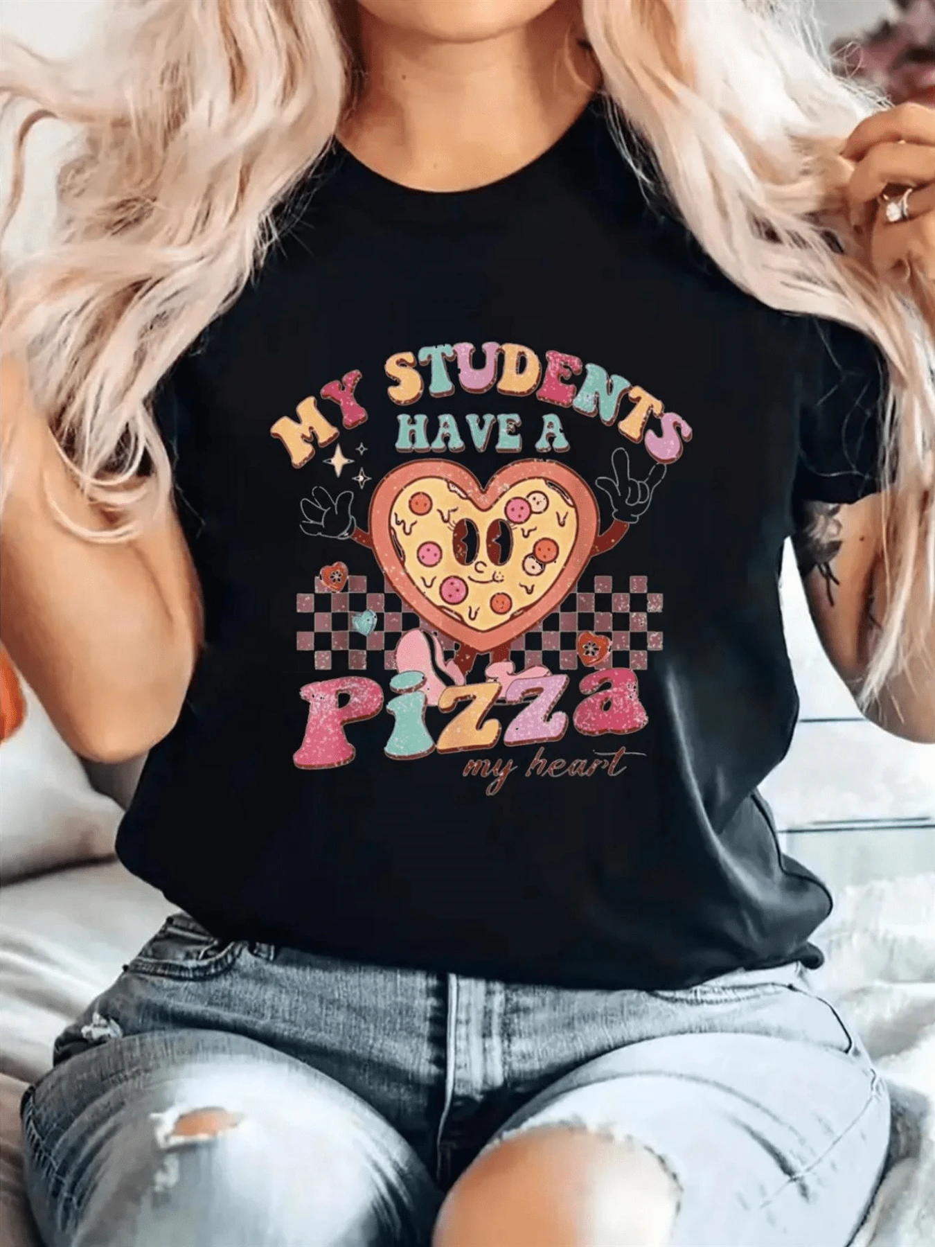 Corazón de pizza con mensaje divertido que expresa amor por los estudiantes acompañado de colores vivos y formas alegres que transmiten ternura camiseta de mujer casual moderna y cómoda para uso diario - Negro - Ver 1