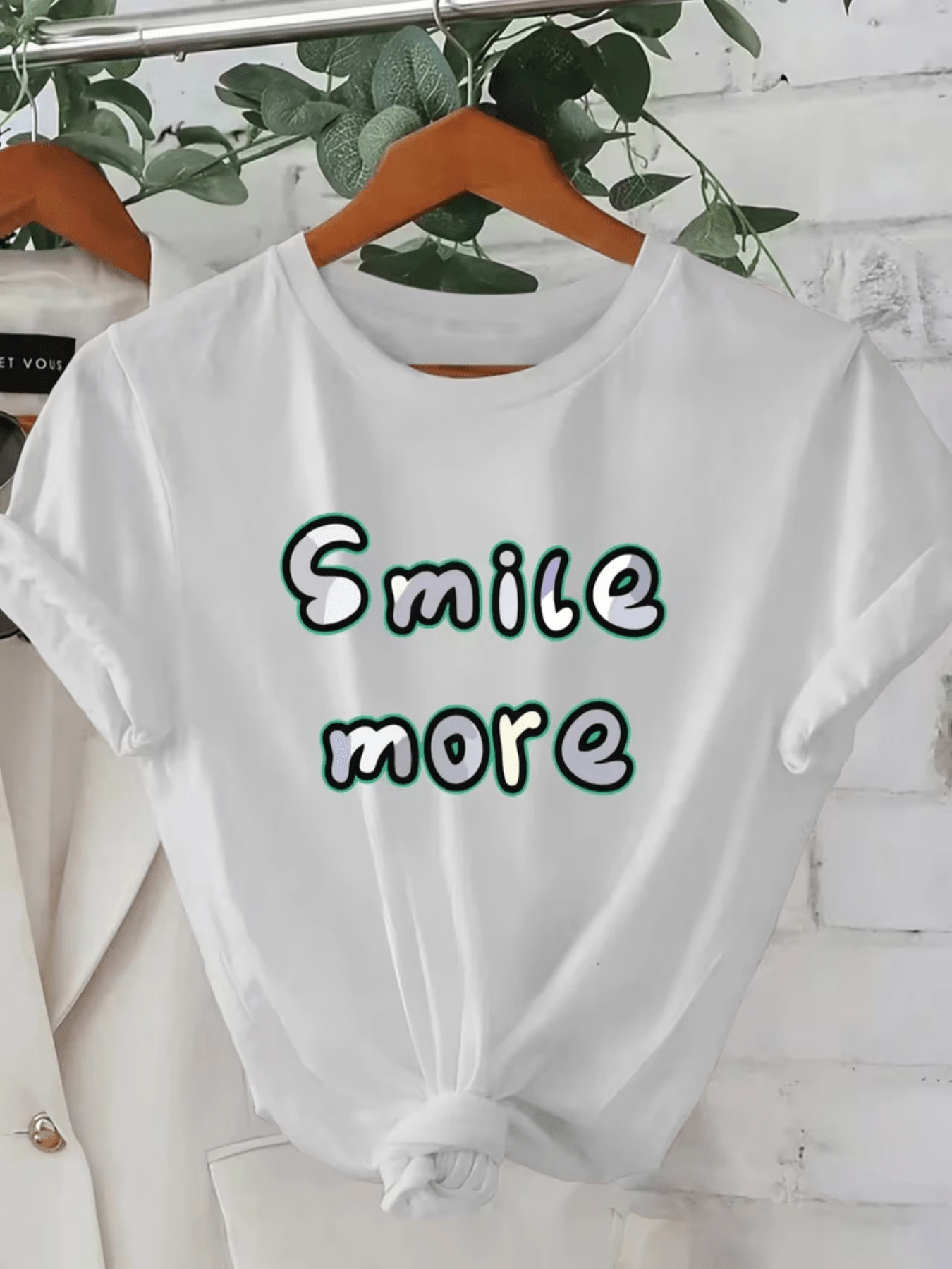 A Positive Message That Encourages You To Smile More, Conveying Joy And Optimistic Energy With Colorful Lettering That Inspires Good Spirits. Ideal For Casual Wear, This Comfortable And Modern Women's T-Shirt Is Perfect For Everyday Wear. - 白色 - 查看 1