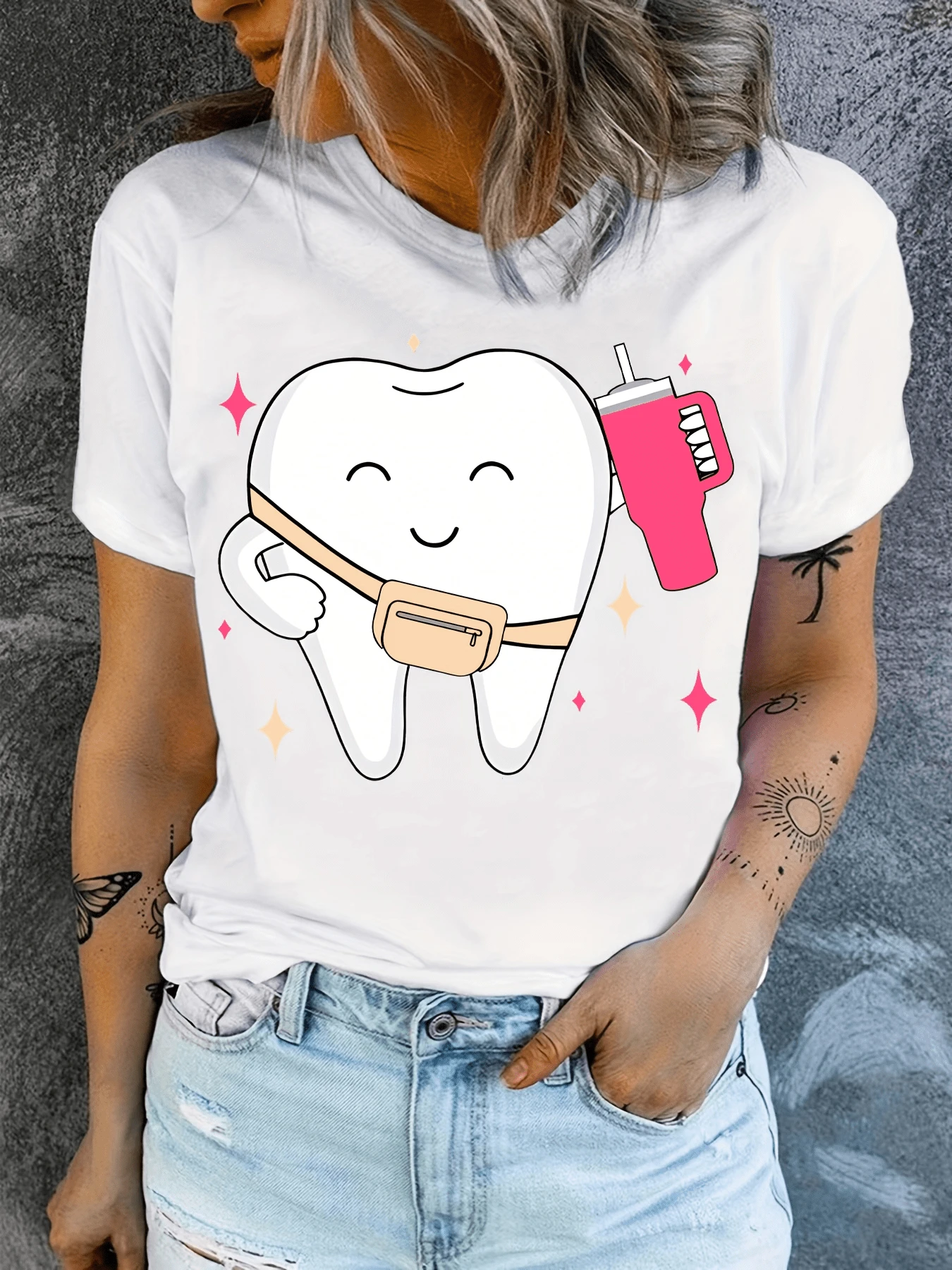 Smiling Tooth With A Front Bag And Pink Drink Conveys Joy And Energy, Combining Tenderness And Humor In A Casual, Comfortable, And Modern Women's T-Shirt Style - 白色 - 查看 1