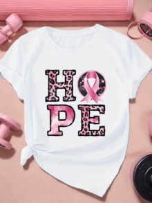 Cinta rosa que simboliza esperanza y fuerza en la lucha contra el cáncer con letras decoradas en patrón animal y fondo rosado camiseta de mujer casual cómoda y moderna - Blanco - Ver 1