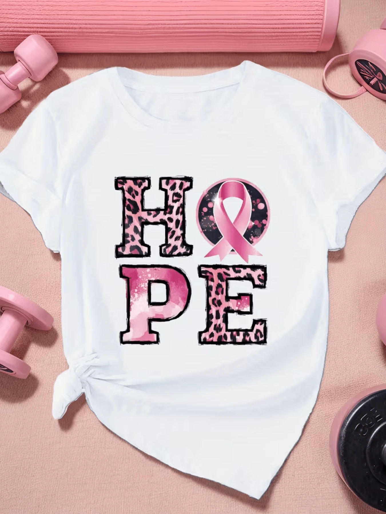 Cinta rosa que simboliza esperanza y fuerza en la lucha contra el cáncer con letras decoradas en patrón animal y fondo rosado camiseta de mujer casual cómoda y moderna - Blanco - Ver 1