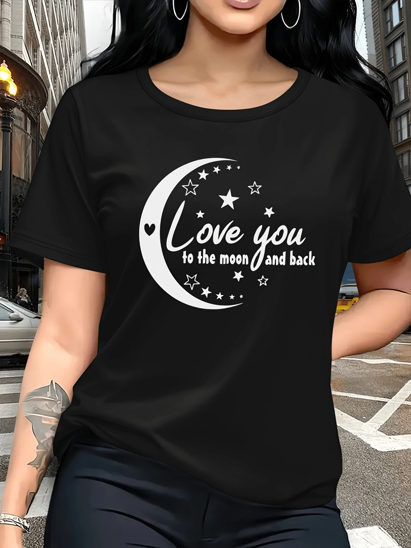 A Moon Surrounded By Stars Symbolizes Infinite Love That Travels Beyond Time And Distance, Representing Tenderness And Deep Connection. A Modern, Casual Women's T-Shirt For Comfortable And Stylish Everyday Wear. - 黑色 - 查看 1