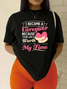 A Pink Heart Embraced By Hands Symbolizes Affection, Empathy, Gratitude, And The Importance Of Caring For Others, Conveying Tenderness And Sincere Love. A Comfortable And Modern Women's T-Shirt For Everyday Wear. - 黑色 - 查看 6