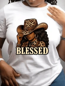 Woman Wearing A Leopard Print Hat, Looking Confident And Conveying A Sense Of Strength, Faith, And Elegance, Accompanied By The Word "Blessed," A Modern And Comfortable Casual Women's T-Shirt For Everyday Wear. - 白色 - 查看 8