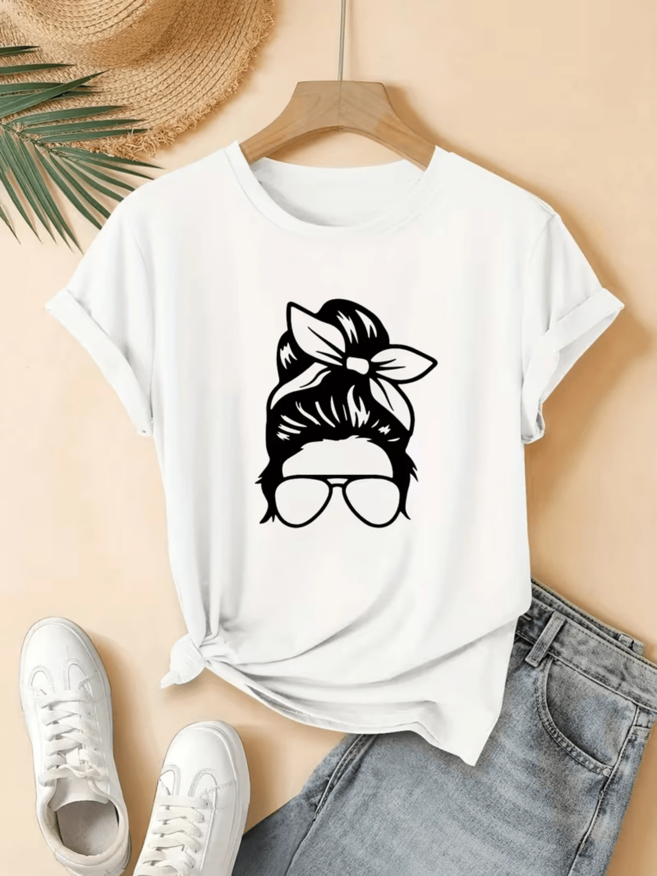 Figure Of A Woman With A Bun In Her Hair And Large Glasses Symbolizing A Free Attitude And Modern Confidence, Ideal For Those Who Express Their Bold Personality With A Fun Touch. Comfortable Casual Women's T-Shirt For Everyday Wear - 白色 - 查看 1