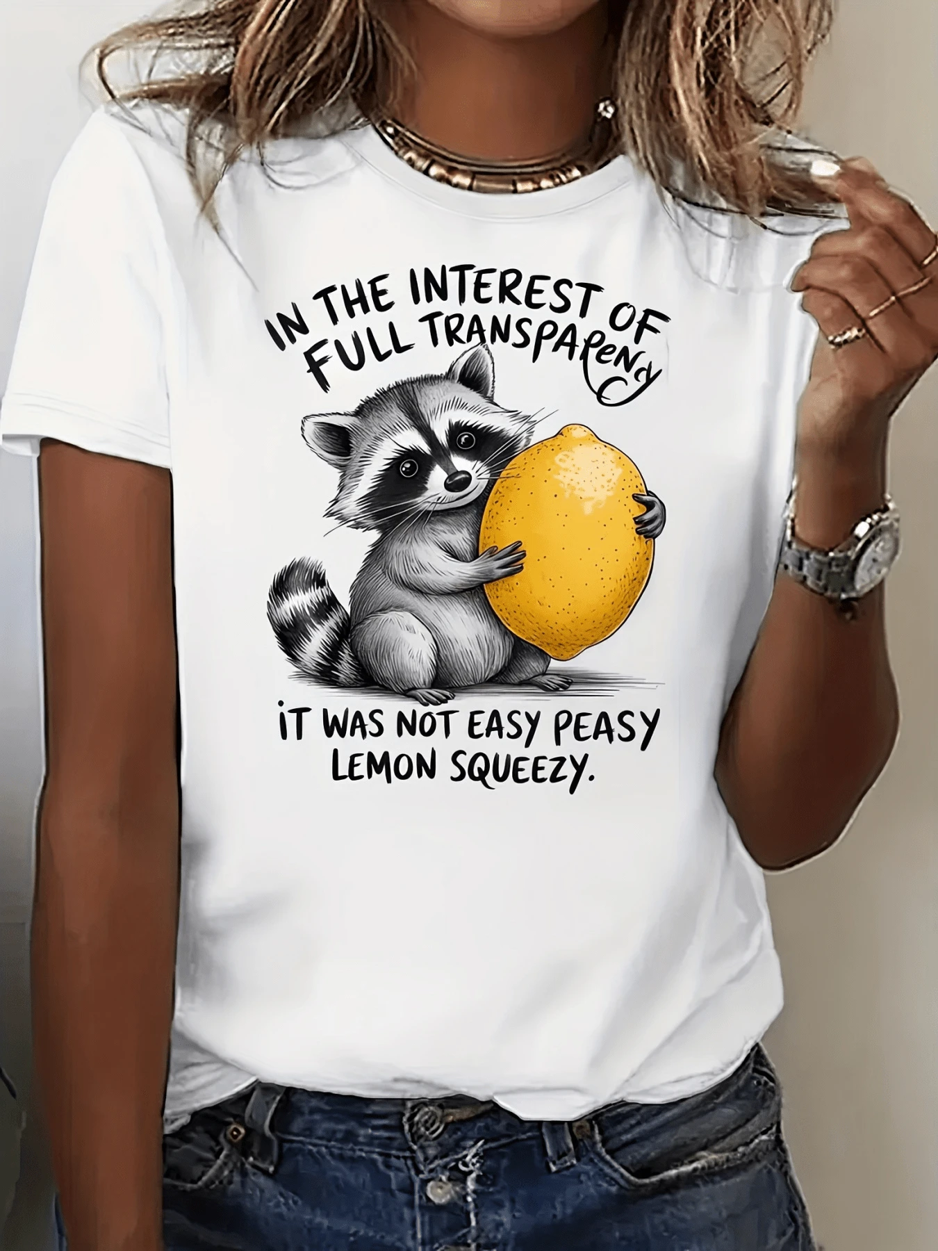 A Cute Raccoon Holds A Large Lemon, Symbolizing Honesty And Transparency In Life, Humorously Reminding Us That Simplicity Requires Effort. A Casual Women's T-Shirt With A Fun Print, Ideal For Everyday Wear. - 白色 - 查看 1