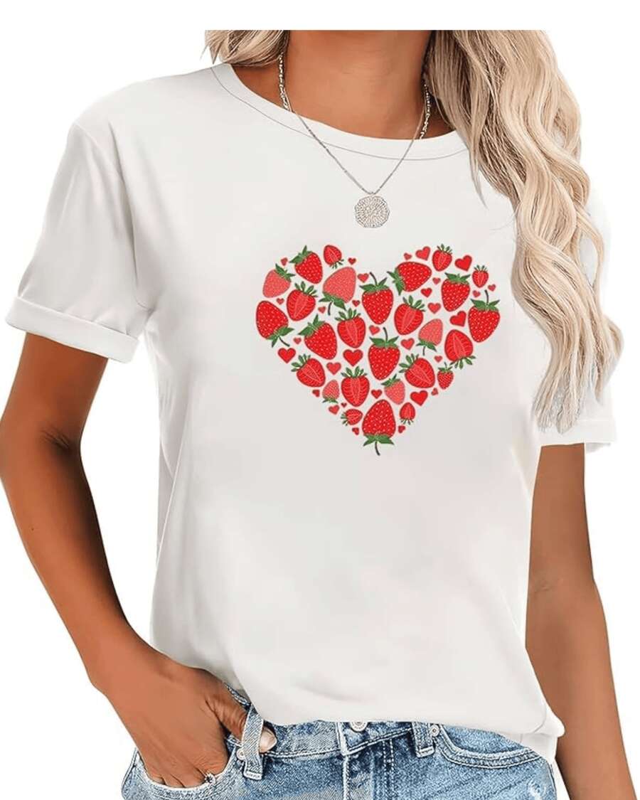 Heart Formed By Red And Green Strawberries Symbolizing Sweetness, Joy And Natural Love, Reflecting Summer Freshness And A Romantic Spirit. Women's Casual, Modern, Comfortable T-Shirt For Everyday Wear - 白色 - 查看 1