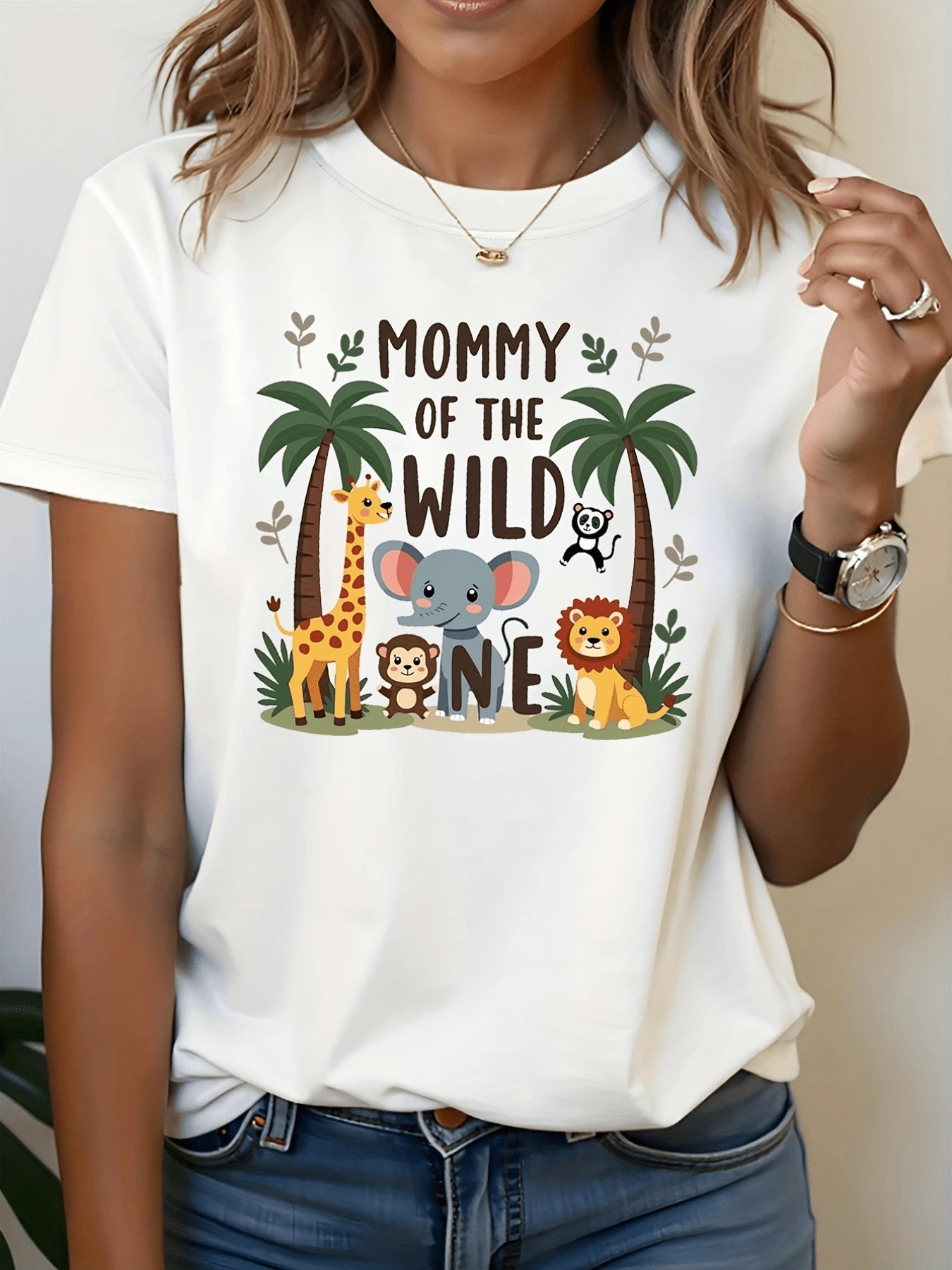 Tall Palm Trees Surrounded By Cute Animals Like Lion, Giraffe, Monkey, And Elephant Convey Wild Energy And Tenderness. Comfortable Women's T-Shirt For Everyday Wear With The Fun Message "Mommy Of The Wild One". - 白色 - 查看 1