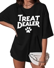Text With The Phrase "Treat Dealer" And A Paw Print Symbolizing Love For Animals And A Friendly Connection With Pets. Ideal For Women Who Love Caring For And Being Tender With Dogs. Comfortable Casual Women's T-Shirt For Everyday Wear. - 黑色 - 查看 1