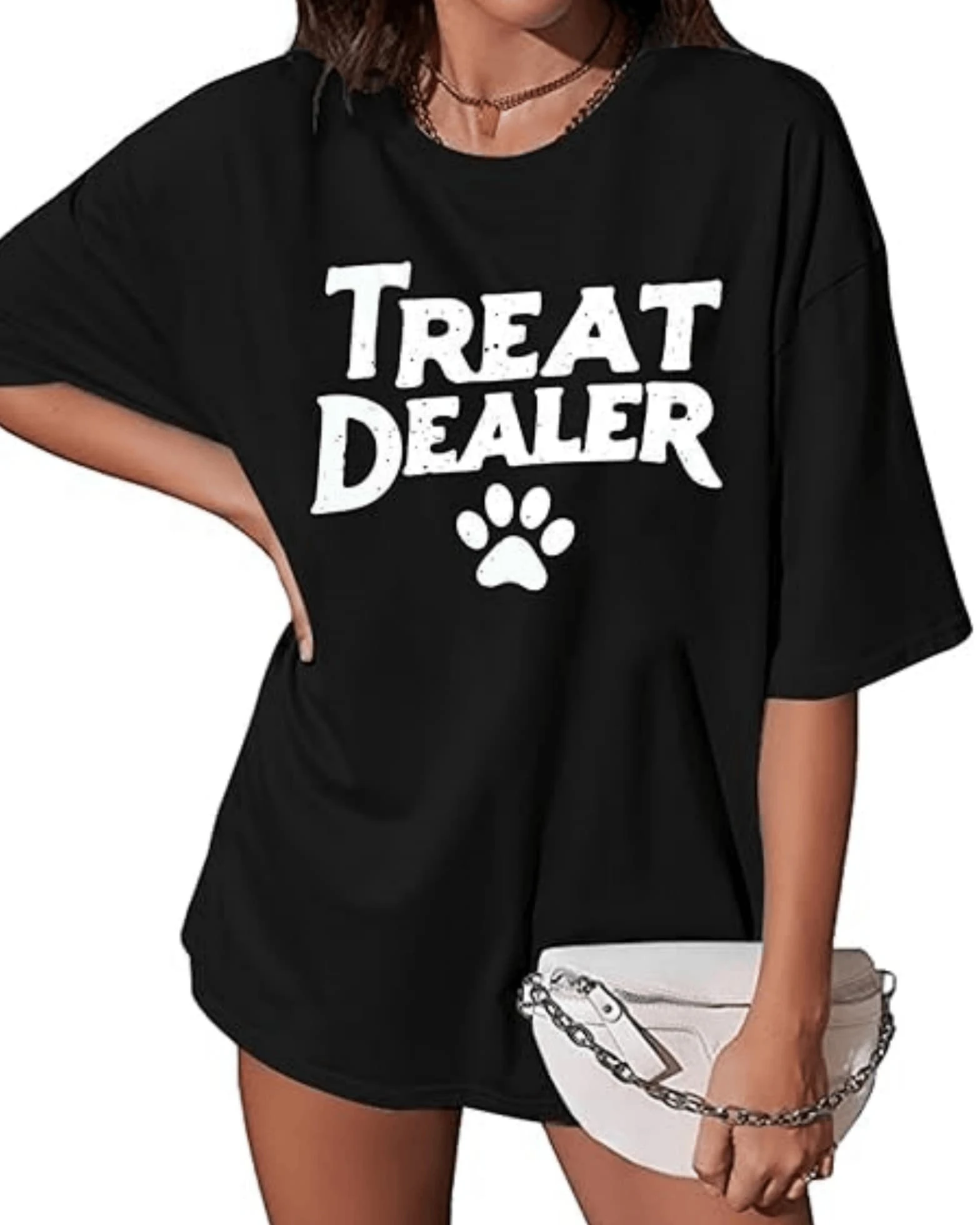 Text With The Phrase "Treat Dealer" And A Paw Print Symbolizing Love For Animals And A Friendly Connection With Pets. Ideal For Women Who Love Caring For And Being Tender With Dogs. Comfortable Casual Women's T-Shirt For Everyday Wear. - 黑色 - 查看 1