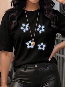 Four Blue Flowers Symbolize Freshness, Joy, And Freedom, Conveying A Youthful And Optimistic Spirit. Perfect For A Casual And Relaxed Look, This Stylish And Modern Women's T-Shirt Is Sure To Please. - 黑色 - 查看 8