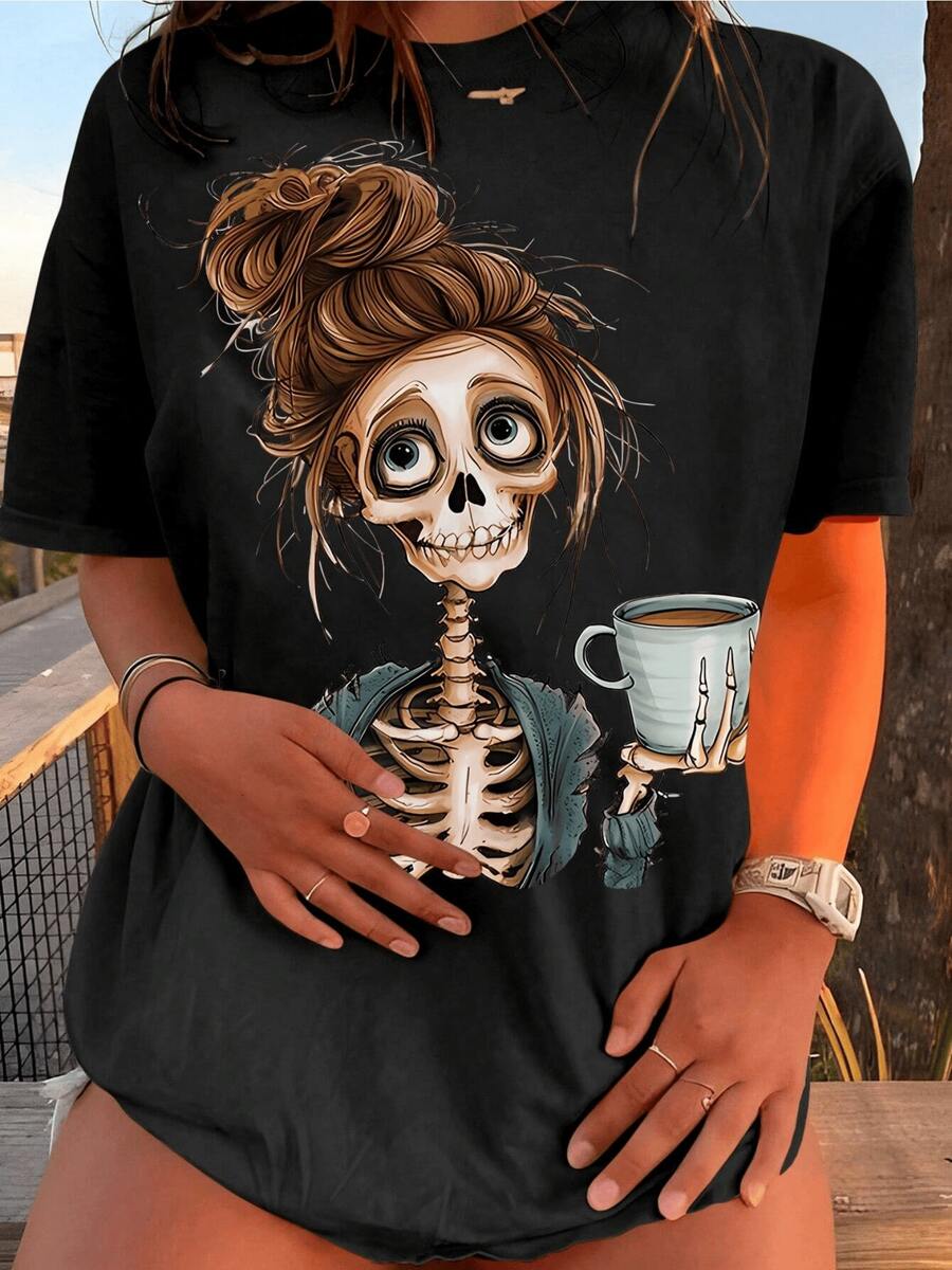 Taza de café sostenida por una mano esquelética junto a una figura femenina con mo?o despeinado que revela el esqueleto en un gesto divertido y rebelde camiseta de mujer casual moderna cómoda para verano - Negro - Ver 1
