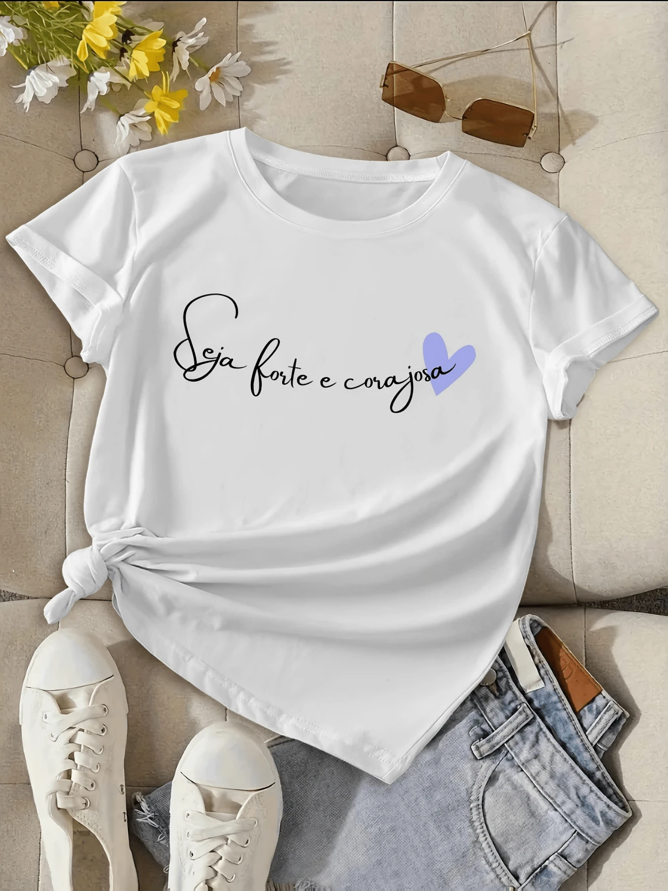 Inspirational Phrase Conveying Strength And Courage With A Purple Heart Symbolizing Love And Confidence. Comfortable Casual Women's T-Shirt For Everyday Wear. - 白色 - 查看 1
