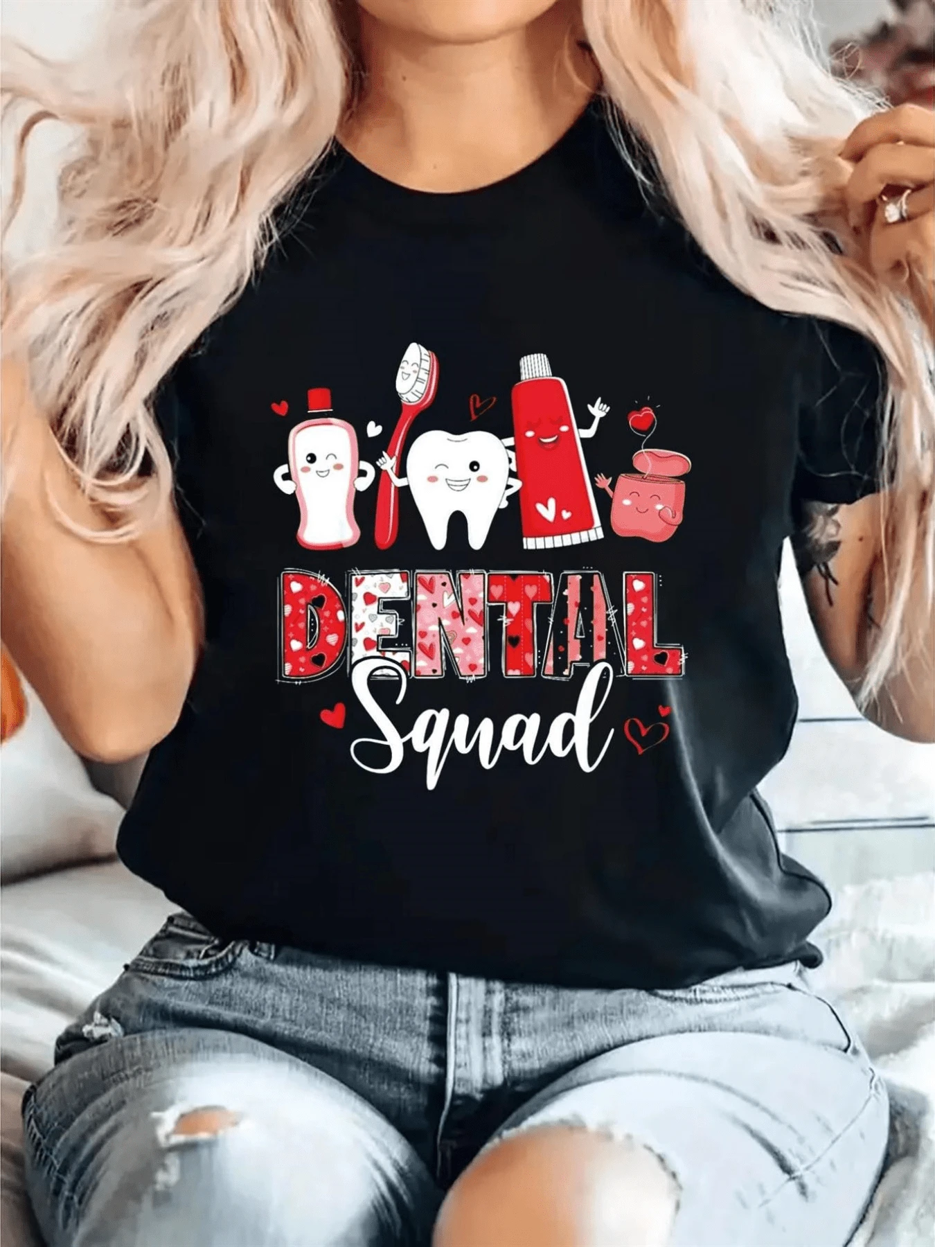 Cheerful Characters Representing Dental Products Symbolize Teamwork And A Healthy Smile, Full Of Positive Energy And Affection. Casual Women's T-Shirt With A Fun Print, Ideal For Oral Care Enthusiasts. - 黑色 - 查看 1