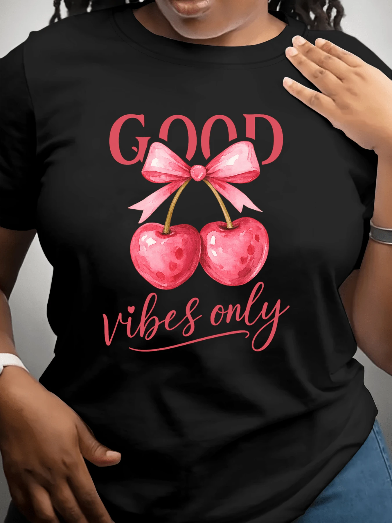 Two Bright Cherries Joined By A Pink Ribbon Symbolize Joy, Friendship, And Positive Energy, Inspiring Confidence And Optimism. A Modern And Comfortable Casual Women's T-Shirt For Everyday Wear. - 黑色 - 查看 1