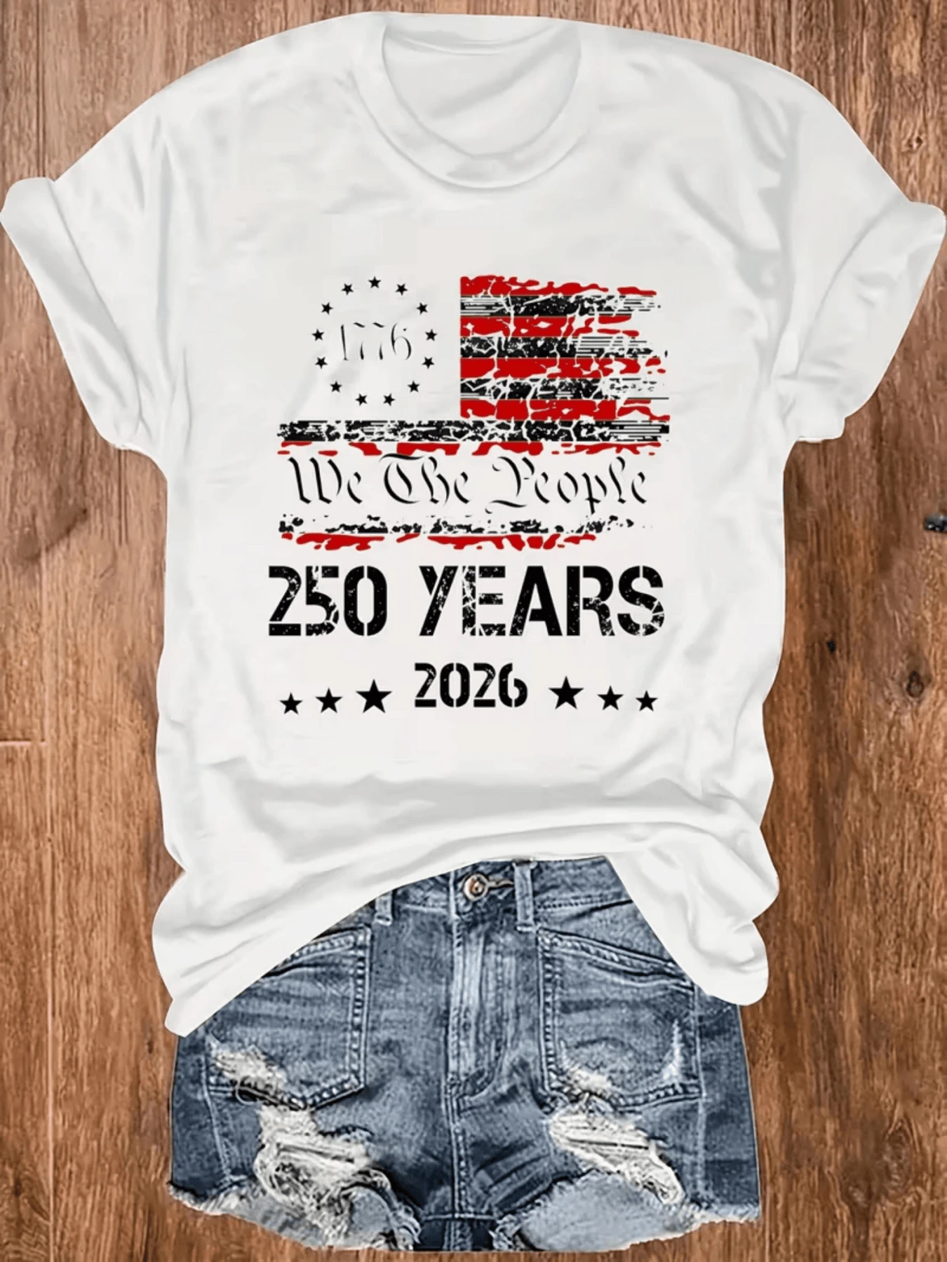 Flag In Shades Of Red And White With Historical Text Celebrating Two And A Half Centuries Of Freedom, Unity, And National Pride, Displaying The Years 1776 And 2026 With Patriotic Stars. Modern Casual Women's T-Shirt For Historical Celebration - 白色 - 查看 1