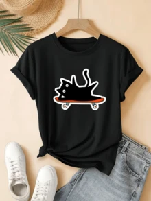 A Playful Cat Skating On A Board Symbolizes Freedom, Movement, And Youthful Joy, Representing A Relaxed And Creative Spirit. Ideal For Expressing A Modern Personality. Comfortable Casual Women's T-Shirt For Everyday Wear. - 黑色 - 查看 8