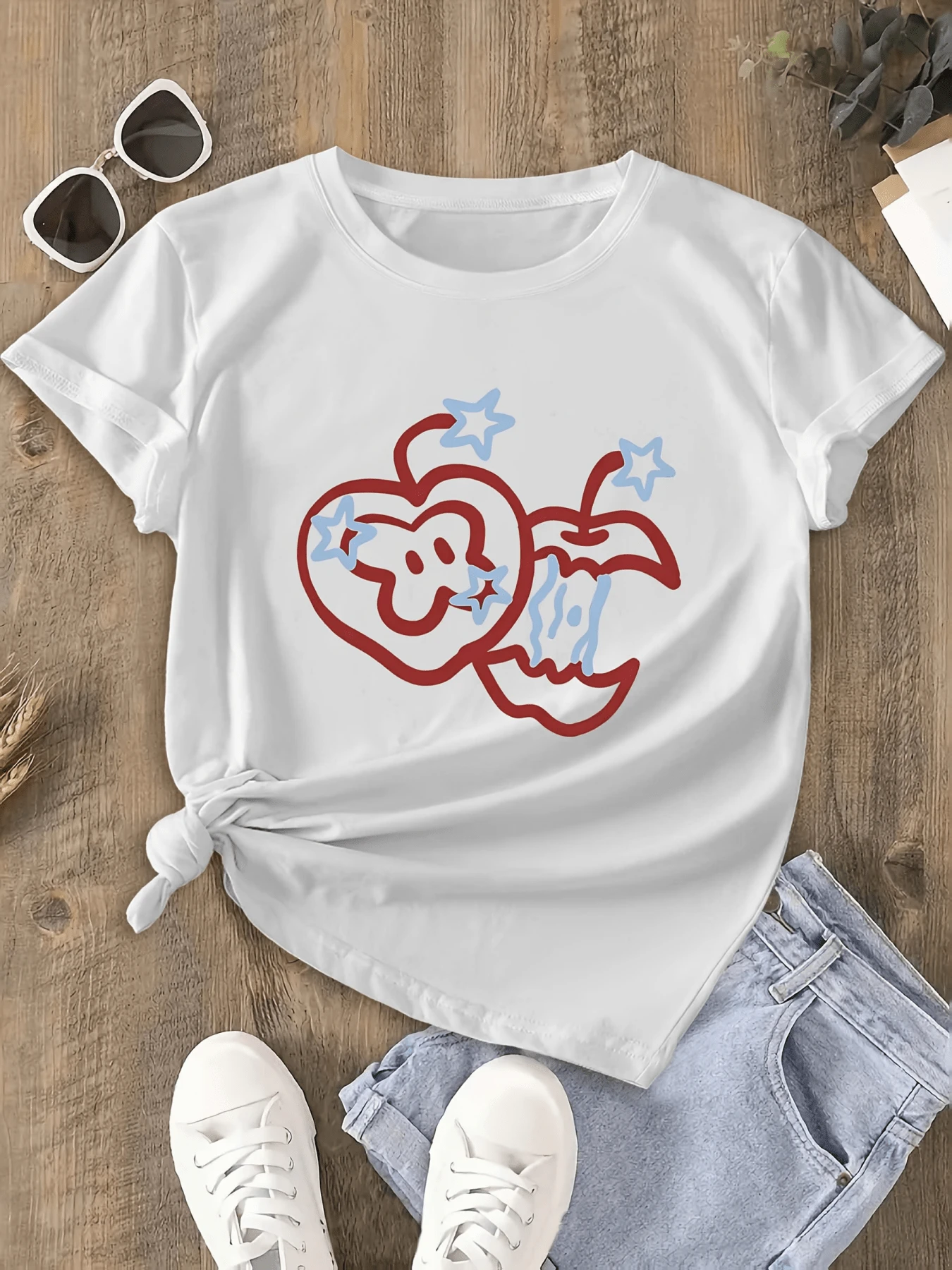 Red Apples With Playful Contours And Blue Stars Evoke A Fun Air Of Spontaneous Energy And Artistic Charm. Modern Casual Women's T-Shirt For Everyday Wear. - 白色 - 查看 1
