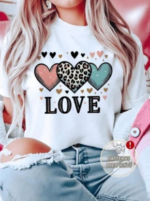 Hearts In Shades Of Pink And Blue And Leopard Print Symbolize Tenderness, Strength, And Passion, With The Word "Love" In The Center, Creating A Positive Message. Women's Casual, Romantic, Modern T-Shirt - 白色 - 查看 1