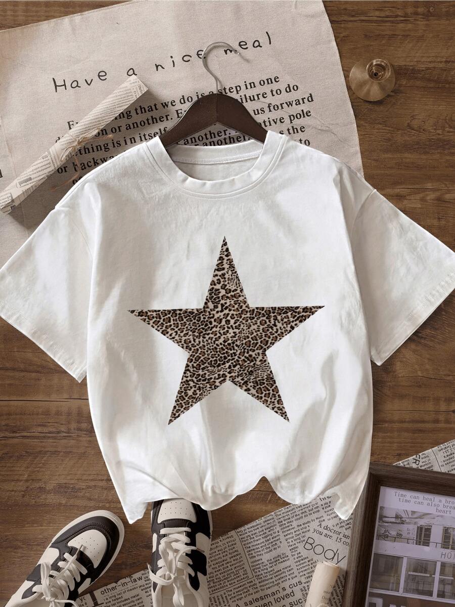 Large Star With Leopard Print Symbolizing Strength, Confidence, And Elegance, Showcasing A Free And Modern Spirit Ideal For Those Seeking To Stand Out With Positive Energy. Casual, Comfortable, And Versatile Women's T-Shirt For Everyday Wear. - 白色 - 查看 1
